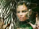 La malvada Rita Repulsa (interpretada por Elisabeth Banks), atrapada en un muro de cristal en la nueva película 'Power Rangers'.