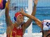 Laura López Ventosa, de España, anota un gol ante la portera china Yang Jun.