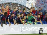 Los jugadores del FC Barcelona posan con el trofeo tras vencer por 3-0 al Sevilla FC.