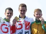 Podio de la prueba de triatlón, con el campeón olímpico Alistair Brownlee (c) y su hermano Jonathan, ambos de Gran Bretaña, y el medalla de bronce, el sudafricano Henri Schoeman (d).