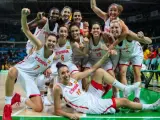 Las jugadoras de la selección española de baloncesto celebran su clasificación para la final de los Juegos de Río.