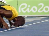 Bolt besa el suelo de la pista de Río.