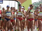 Las atletas españolas Beatriz Pascual (c) y Raquel Gonzalez (d) participan en la competencia de marcha 20km femenino.