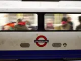Pasajeros viajan en un vagón del metro de Londres.
