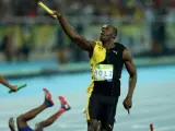 El atleta jamaicano Usain Bolt cruza la meta primero en la prueba final de relevos 4x100 metros de los Juegos Olímpicos Río 2016.