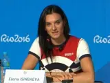 Elena Isinbaeva anuncia su retirada como atleta profesional.