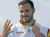 El español Saúl Craviotto indica el número de medallas olímpicas conseguidas a lo largo de su carrera.