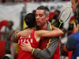 La española Carolina Marín celebra su victoria ante la china Li Xuerui con su entrenador español Fernando Rivas.