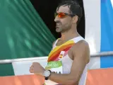 El atleta español Jesús Ángel García Bragado cruza la meta en los 50 km marcha.