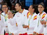 Las jugadoras españolas posan con la medalla de plata obtenida tras el partido por la final del torneo de baloncesto femenino de los Juegos Olímpicos Río 2016.