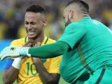 El jugador brasileño Neymar (i) celebra con el guardameta Weverton (d) tras vencer a Alemania en los penaltis de la final de fútbol masculino de los Juegos Olímpicos Río 2016.