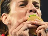 Ruth Beitia besa su medalla de oro en salto de altura.