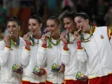 El equipo olímpico español de gimnasia rítmica posa con sus medallas de plata.