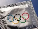 Preservativo con el envoltorio de los aros olímpicos.