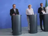 La canciller alemana, Angela Merkel (c), el presidente francés, François Hollande (izq), y el primer ministro italiano, Matteo Renzi, dan una rueda de prensa conjunta.