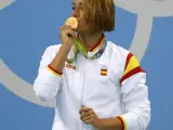 Mireia Belmonte, con la medalla de oro de los 200 mariposa obtenida en los Juegos Olímpicos de Río 2016.