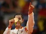 Carolina Marín luce su medalla de oro olímpica en bádminton.