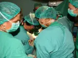 Médicos durante un trasplante en el quirófano
