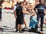 Cuatro agentes de la policía francesa rodean a una musulmana en una playa de Niza y le obligan a quitarse el velo.