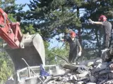 Los bomberos buscan supervivientes entre los escombros de un edificio derrumbado en Amatrice, en el centro de Italia.