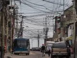 Una calle con tendido eléctrico en el sector Catia en la ciudad de Caracas (Venezuela).