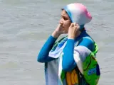 Zonas de baño privadas están prohibiendo el uso del burkini.