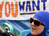 Una mujer ataviada con un burkini participa en una protesta bajo el lema "Lleva lo que quieras" frente a la embajada francesa en Londres.