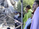 Varias personas observan los trabajos de rescate de un edificio derruido en Amatrice.