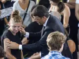 Matteo Renzi con los familiares de las víctimas del terremoto en Italia, durante los funerales en Ascoli Piceno.