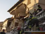 Trabajos de rescate en el centro de Amatrice, tras el terremoto.