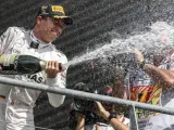 El piloto alemán de Mercedes Nico Rosberg celebra su victoria en el GP de Bélgica.