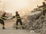 Los equipos de rescate se centran en recuperar cadáveres y demoler edificios peligrosos en Amatrice (centro de Italia), pues cinco días después del devastador terremoto es casi imposible que queden supervivientes bajo los escombros.