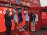 El ciclista español David de la Cruz, en el podio tras ganar la etapa de la Vuelta que acabó en el Alto del Naranco.