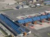 Vista aérea del aeropuerto de Tallín, Estonia, donde un español ha provocado la evacuación al hacer una broma sobre una bomba.