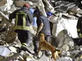 Los bomberos trabajan en la búsqueda de supervivientes entre los escombros de un edificio derrumbado en Amatrice.