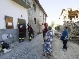 Los bomberos entran en un edificio dañado por el terremoto para recuperar los enseres personales de una familia en Sommati, cerca de Amatrice (centro de Italia).