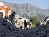 Rescatistas buscan víctimas entre los escombros en el golpeado céntrico pueblo de Amatrice (Italia).