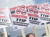 Manifestantes protestan contra el Tratado Transatlántico de Comercio e Inversión (TTIP, por sus siglas en inglés) en Alemania.