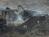 Trabajos de extinción del incendio de una nave de disolventes en Chiloeches, en Guadalajara.