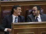 El secretario general del PSOE, Pedro Sánchez, y el portavoz parlamentario, Antonio Hernando, durante el discurso de investidura de Mariano Rajoy.