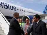 El secretario de Transporte de EE.UU., Anthony Fox (i), es recibido por el viceministro de transporte de Cuba Eduardo Rodríguez (d) a su llegada a Cuba en un avión de la aerolínea estadounidense Jet Blue hoy, miércoles 31 de agosto de 2016, en el aeropuerto Abel Santamaría de la ciudad de Santa Clara (Cuba)-c