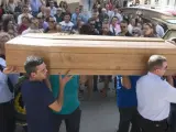 Familiares, amigos y vecinos de Alfacar (Granada) acompañan al féretro con los restos mortales de Ana Huete.