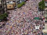 Miles de personas participan en la Toma de Caracas, una marcha convocada por la oposición a Maduro.
