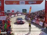 Momento en el que Robert Gesink gana la decimocuarta etapa de la Vuelta a España.