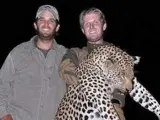 Los hijos de Trump, Donald Jr. y Eric, posando sonrientes en África con su trofeo de caza: un leopardo.