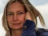 Petra Laszlo, la periodista húngara que ha sido sorprendida golpeando a refugiados sirios.cc
