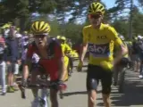 El maillot amarillo del Tour, Chris Froome, corriendo sin bicicleta tras un accidente en la subida al Mont Ventoux.