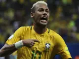 Neymar, de Brasil, celebra la anotación de un gol ante Colombia.