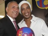 Ronaldinho Gaúcho (d) y Hristo Stoichkov (i) posan durante la inauguración de la nueva oficina del FC Barcelona en NY.