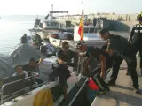 Un joven es embarcado en Tabarca en una zodiac de la Guardia Civil